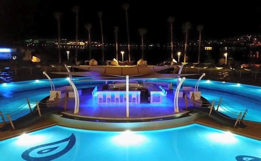 Vista sulla piscina notturna