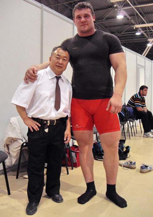 Kirill Sarychev váhu bicepsu