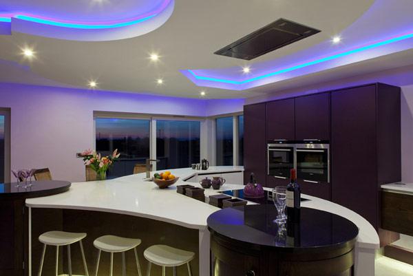 тавани в кухнята с осветление
