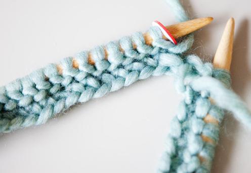 sciarpa lavorata a maglia per principianti