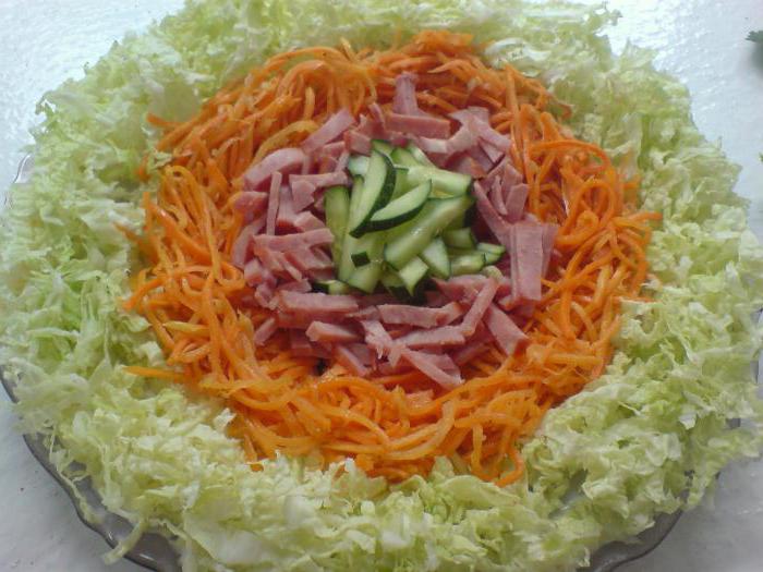insalata arcobaleno con patatine e carota coreana