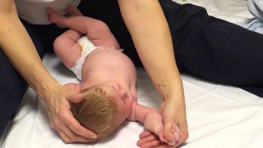 massaggio alla nascita di un neonato