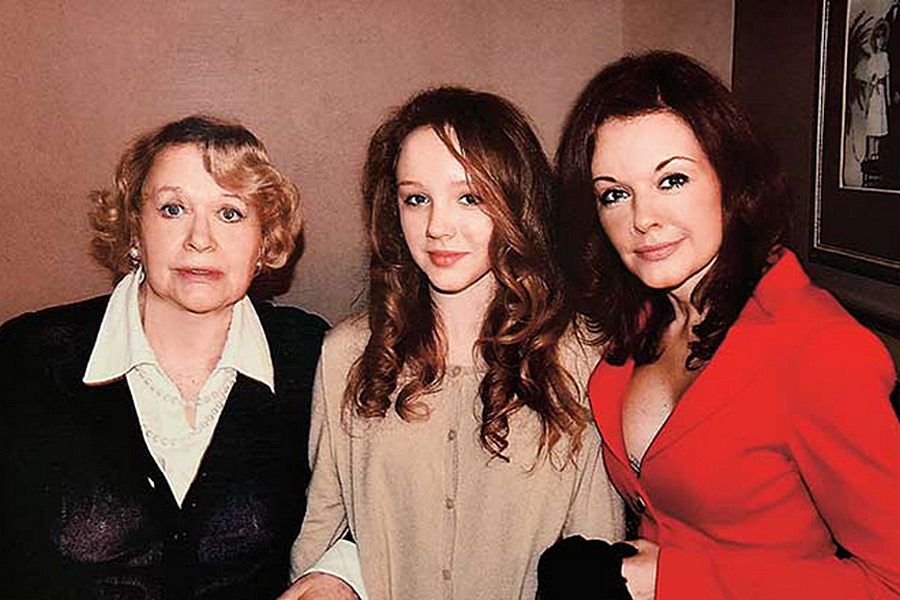 Ksenia Khairova se svou matkou a dcerou