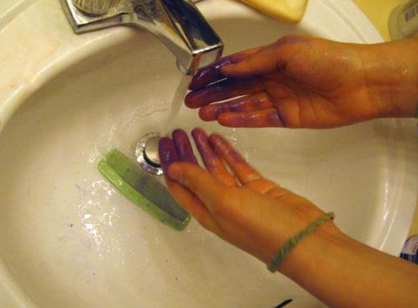 измиване на ръцете с боя за коса