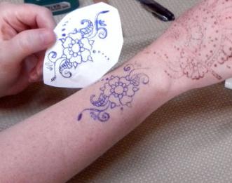 nacrtati tetovažu na ruci