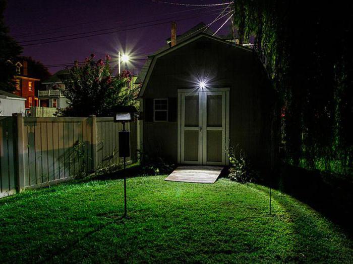 LED světlomet se snímačem pohybu na ulici