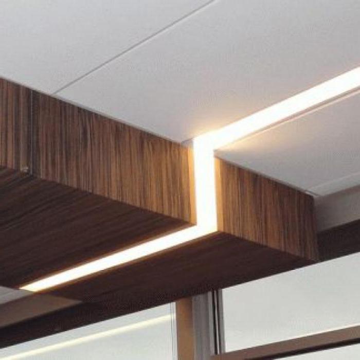 installazione di strisce LED sotto il controsoffitto