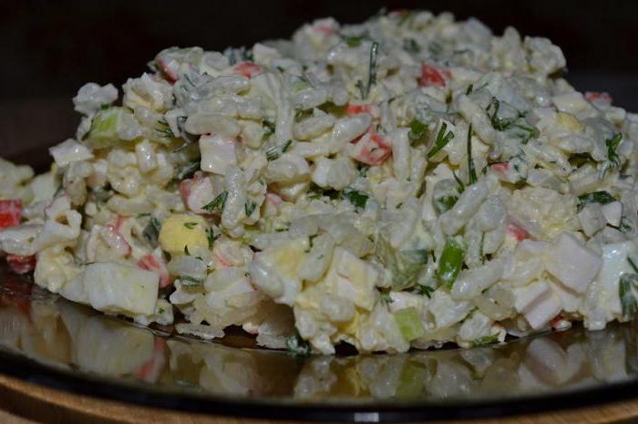 Palačinkový salát s krabovými tyčinkami a rýží