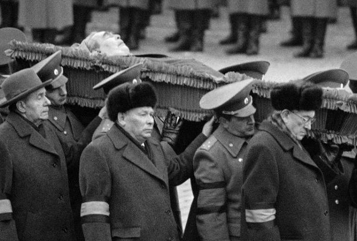 Погребението на Брежнев: хвърли ковчега