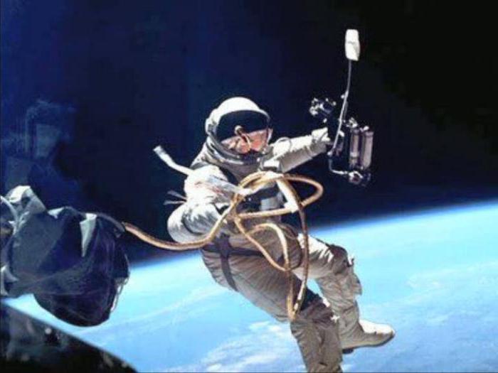 Алексеј Леонов први пут у свемиру