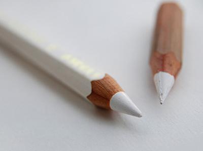 защо бял молив