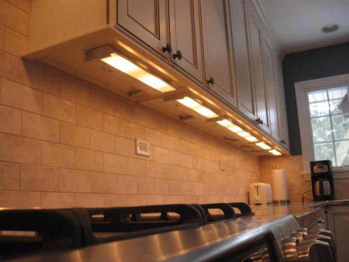 Luci in cucina sotto gli armadietti con LED