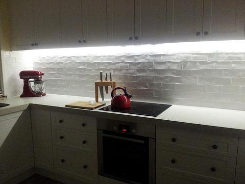 Осветљење у кухињи испод лампе ормара