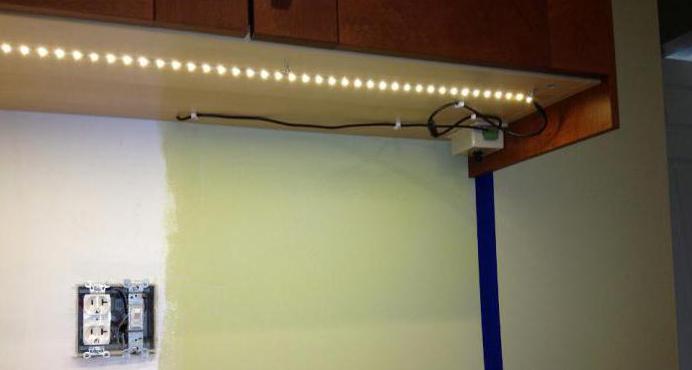 Osvetlitev ozadja v kuhinji pod LED svetilko omare