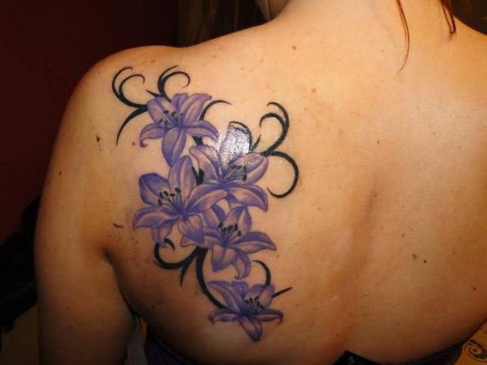 tatuaż lilia na ramieniu