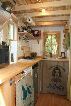 kuchyně v půdním stylu s cihlovým nábytkem