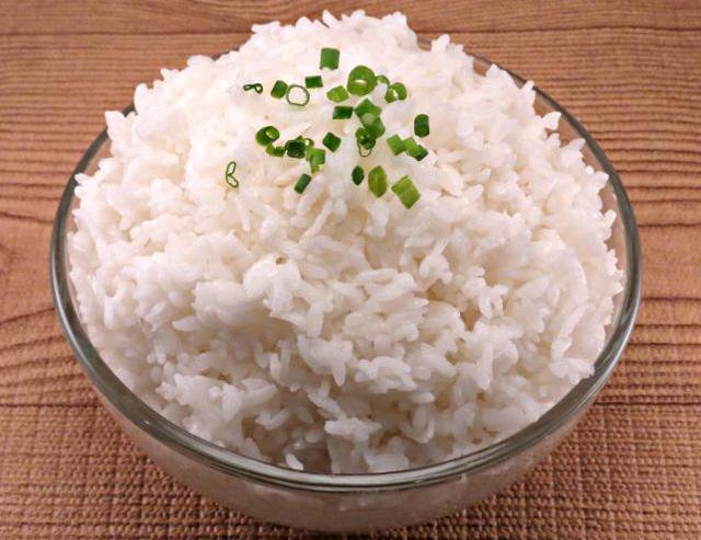 kako kuhati dolgozrnati riž v ponvi za okras