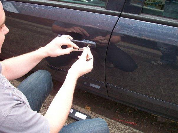 как да отворите колата без ключ