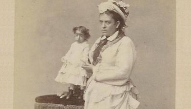 Възрастен Лусия с майка си
