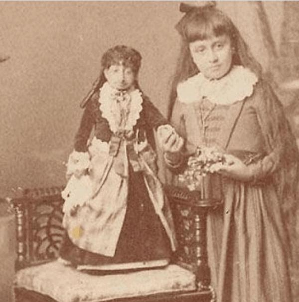 Lucia (a sinistra) con la sorella minore