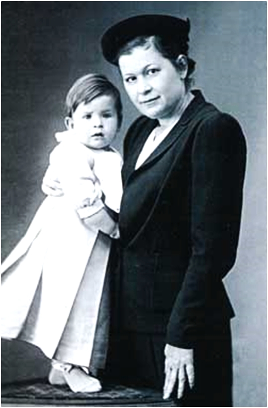 Malá Lyudmila se svou matkou