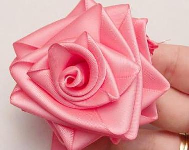 как да си направим цвете от сатенена панделка