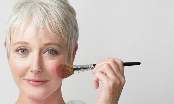 Večerní make-up pro 50letou ženu krok za krokem