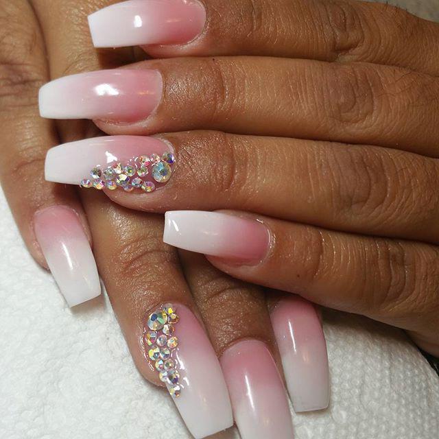 manicure rosa con bianco