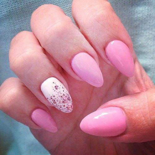 manicure różowy z białym zdjęciem