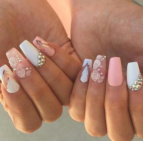 manicure rosa con foto bianca con fiori