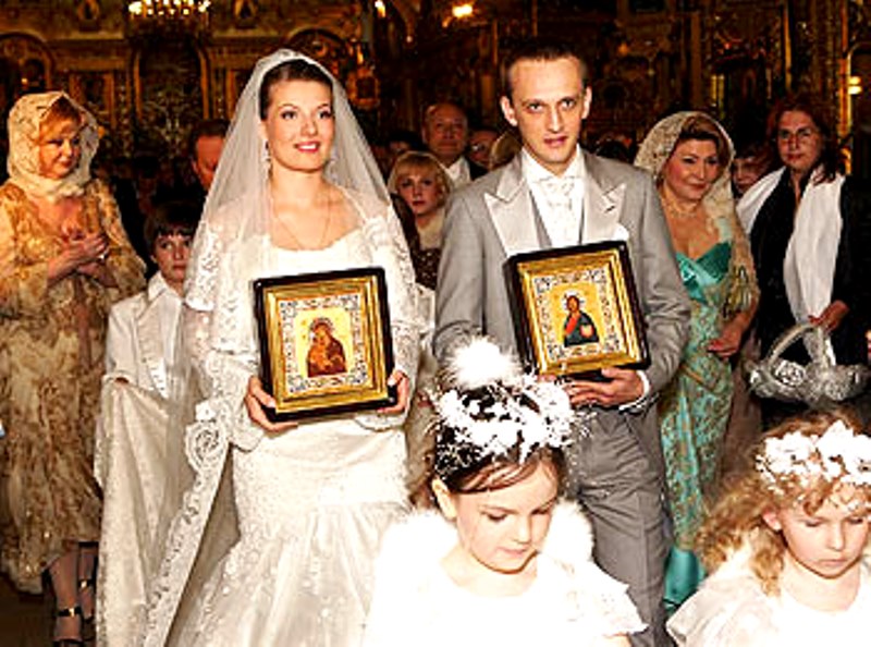 Венчание родители. Венчание с детьми. Иконы для венчания. Православная семья венчание. Венчание в церкви с детьми.