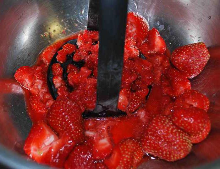 jagode narezane sa šećerom u zamrzivaču
