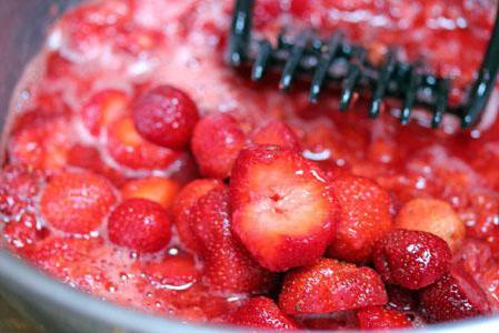 nakrájené jahody s receptem na cukr