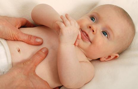 massaggio per neonati con ipertonia