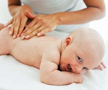 massaggio per neonati a casa