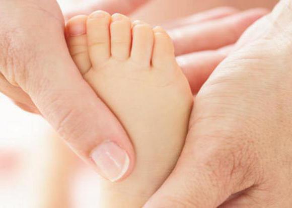 massaggio ai piedi per i bambini con i piedi piatti