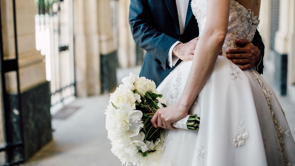 Sposo, sposa e bouquet