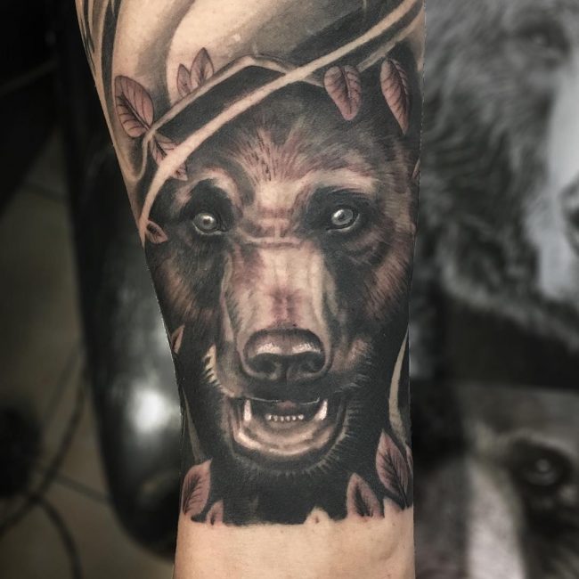 medvěd tetování mezi listy
