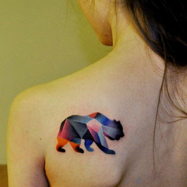 ragazza dell'orso del tatuaggio