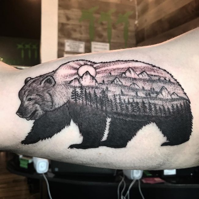 orso del tatuaggio a portata di mano