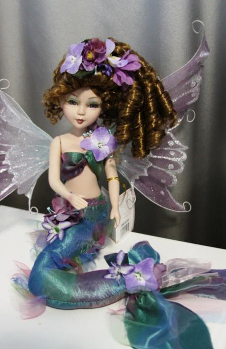 lutka sirena koja pluta u vodi