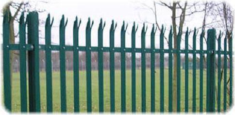 montáž kovového plotu