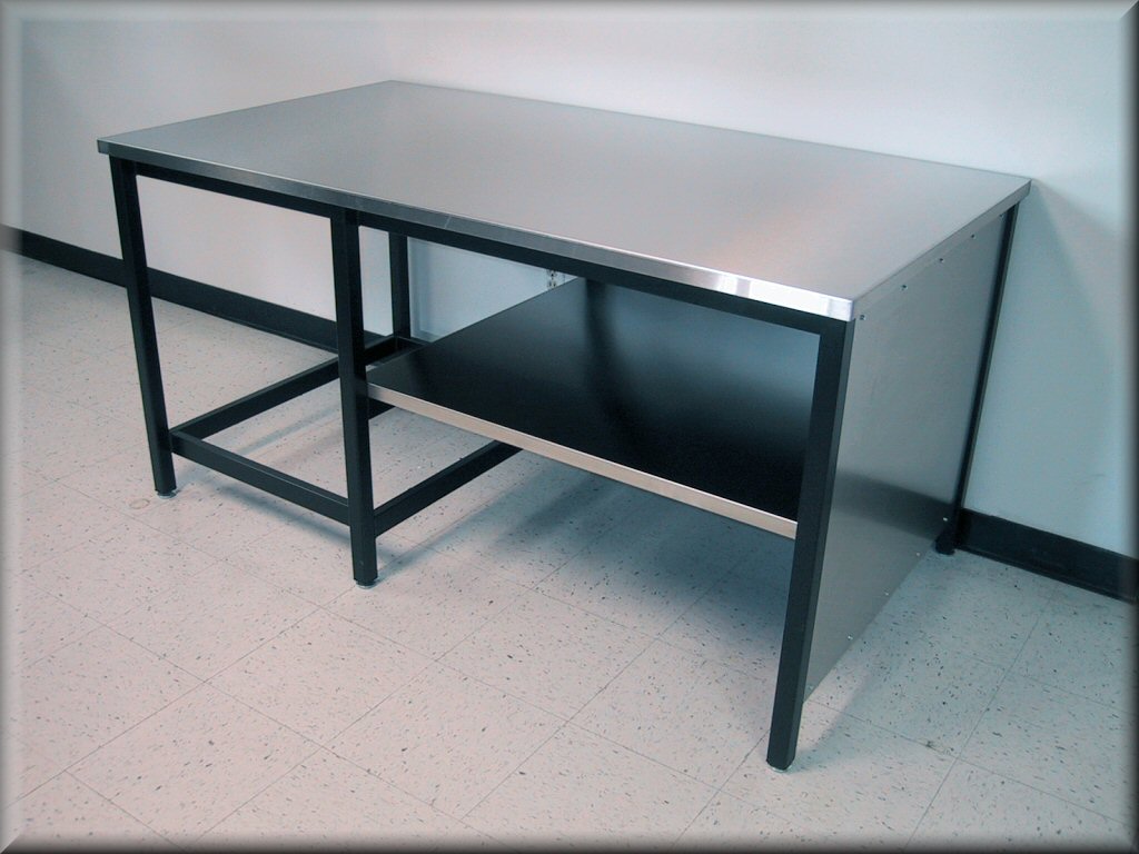 Delovna miza s pritrjeno delovno ploščo