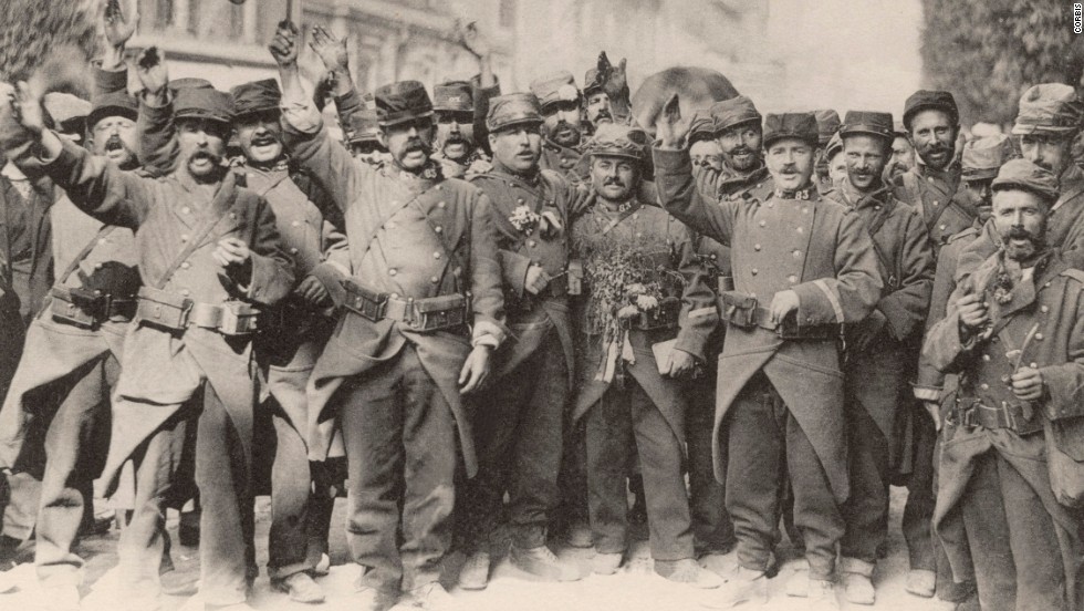 Те се радват в началото на войната през 1914 година