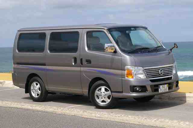 minibus Nissan Serena