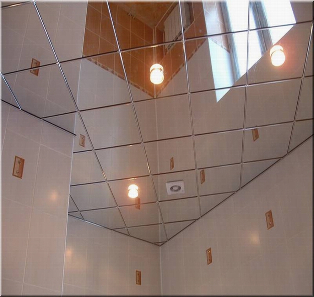 огледален таван на банята