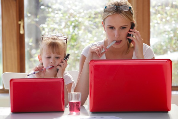 Mamma e figlia con laptop rosso