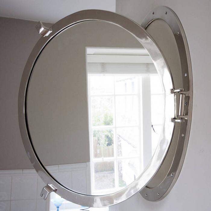 zrcadlo s policemi v koupelně