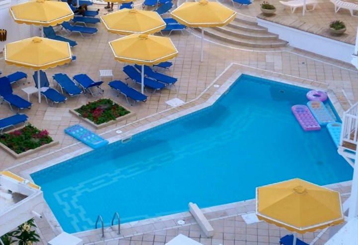 хотелски плувен басейн