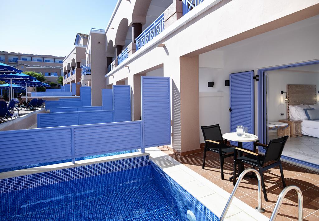 Soba z zasebnim bazenom v hotelu Mitsis Rodos Village 4 *